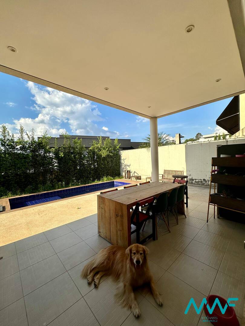 Casa de Condomínio à venda com 4 quartos, 330m² - Foto 1